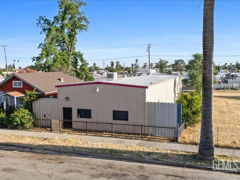 915 E 21st