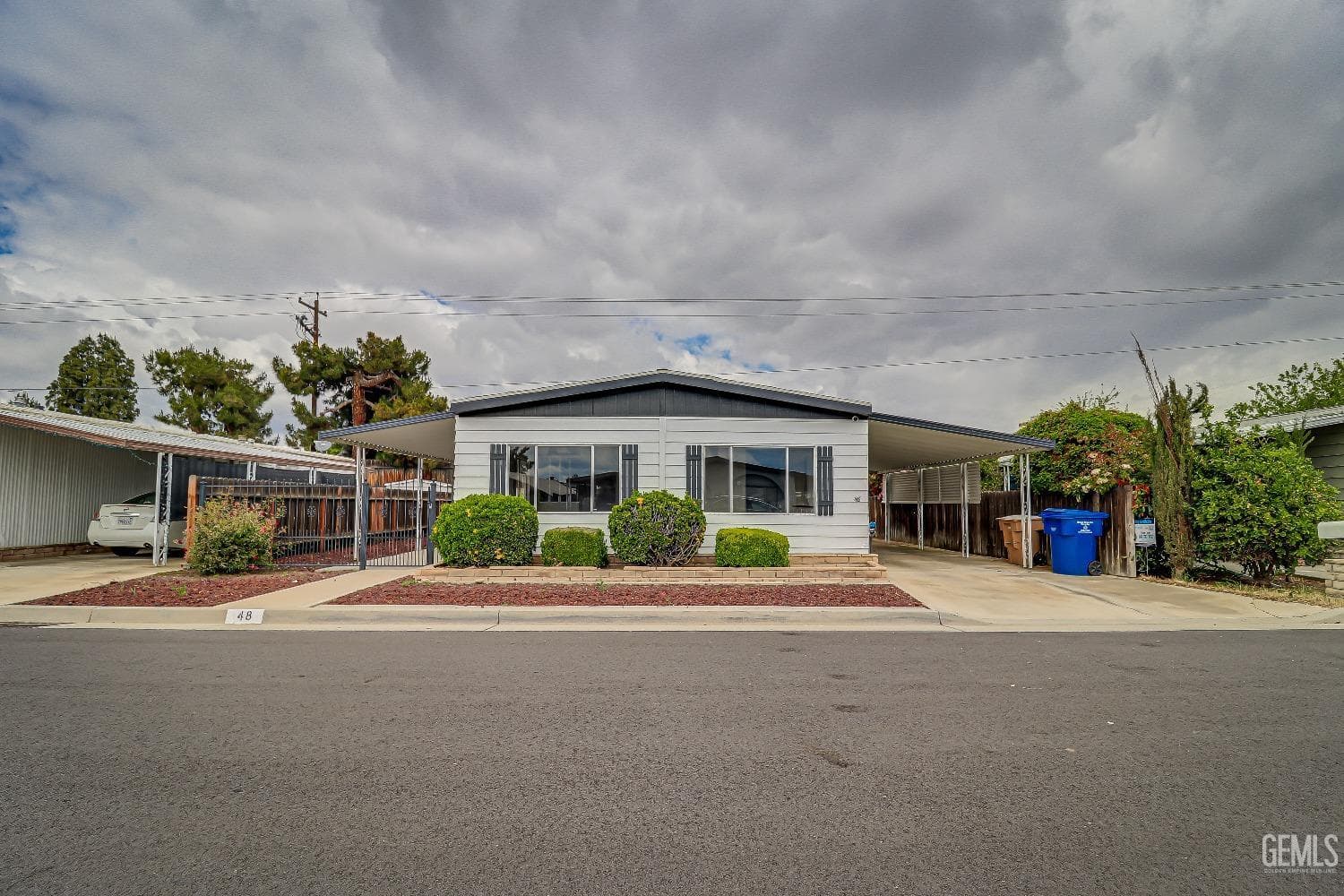 400 E Roberts Lane