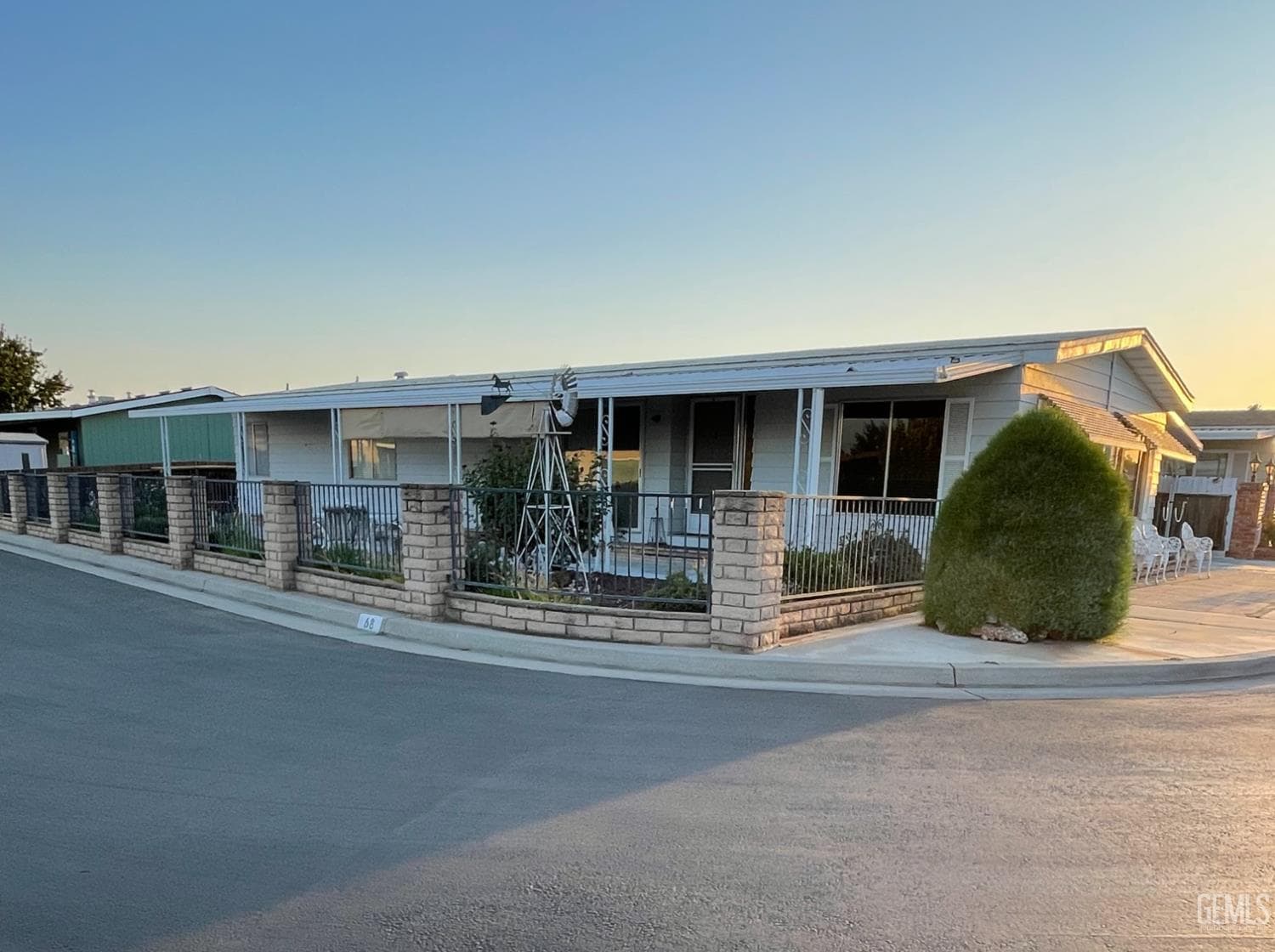 400 E Roberts Lane