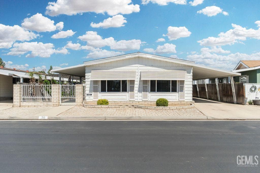 400 E Roberts Lane