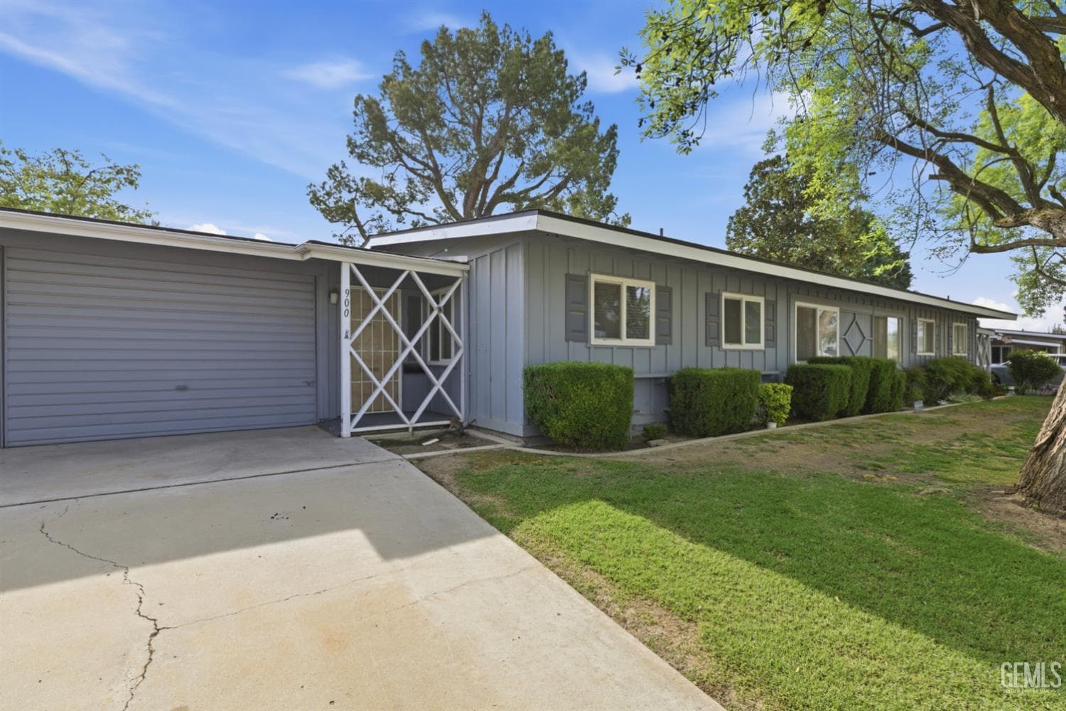 900 River Oaks Drive — photo 2